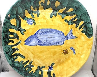 Piatto vintage dipinto a mano con motivo di pesci, arte popolare in ceramica, stile costiero e nautico, 30 cm, Italia, 1993