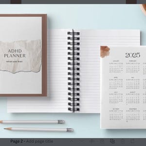 Könnte beinhalten: Zwei spiralgebundene Notizbücher, eines mit dem Text "ADHD PLANNER reclaim your brain" und das andere mit einem Kalender für 2025. Beide Notizbücher haben braune Aquarell-Akzente.