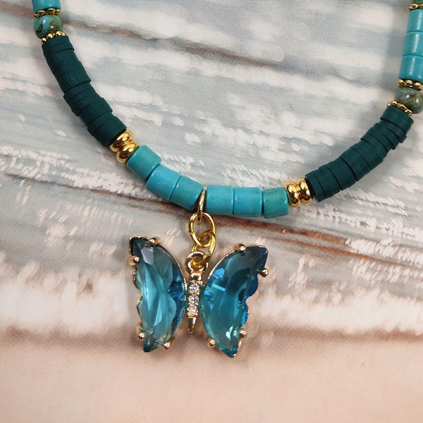 Collier ras de cou perles Heishi, rondelles et perles en verre, breloque papillon turquoise en verre