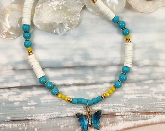 Collier ras de cou perles Heishi, rondelles et perles en verre jaune et turquoise, breloque papillon turquoise en verre