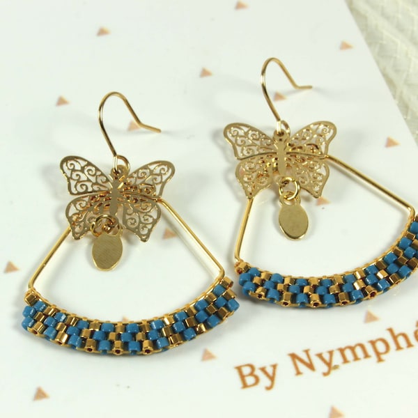 Boucles d'oreilles triangles tissage main avec des perles Miyuki et papillon laiton doré