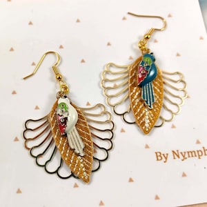 Tropische Papageienohrringe – Senfgoldfarbener Modeschmuck – Exotischer Boho-Stil – Originelles Sommergeschenk für Frauen