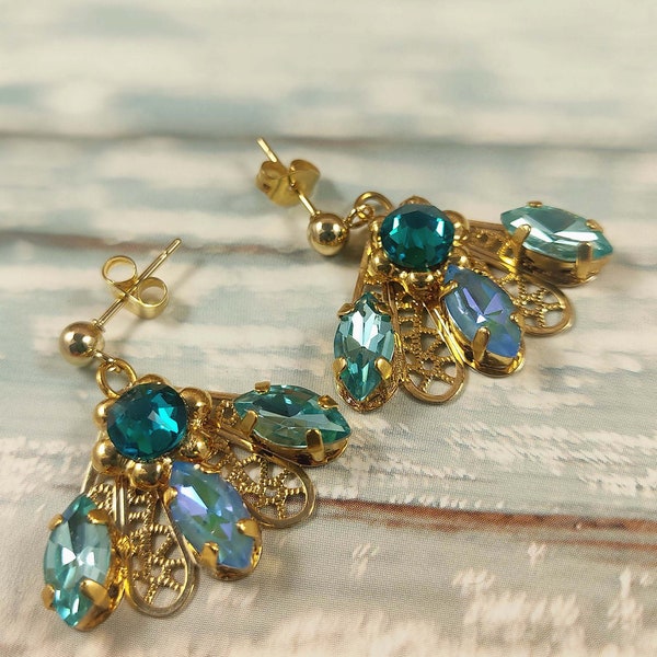 Boucles d’oreilles avec cabochons en cristal bleu forme eventail