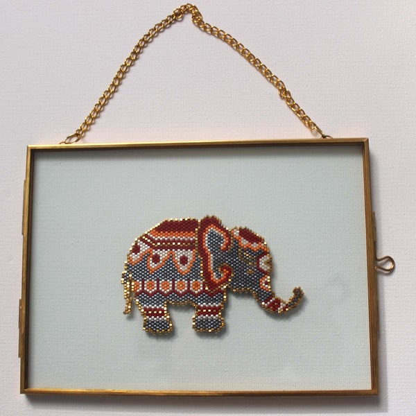 Décoration murale éléphant tissé à la main avec des perles miyuki, cadre en verre