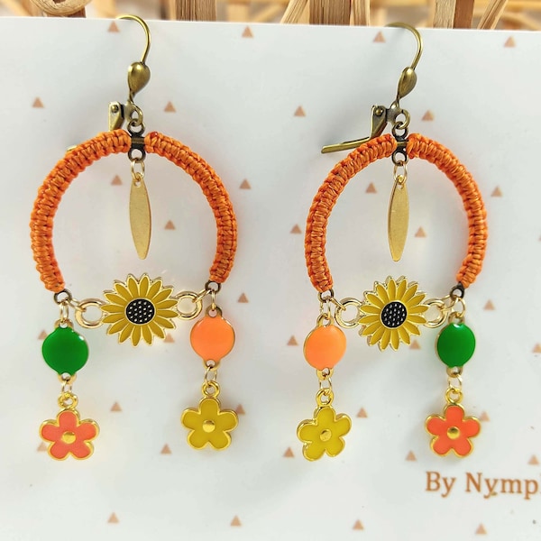 Boucles d'oreilles tissage macramé orange avec fleur tournesol et petites fleurs orange et jaune, sequins émaillés