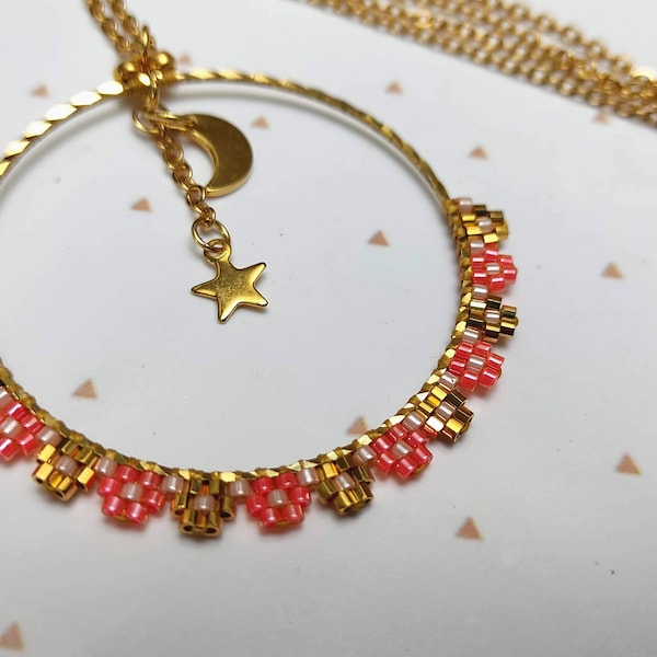 Collier avec collier breloque lune et étoile, cercle doré tissé à la main de petites fleurs en perle