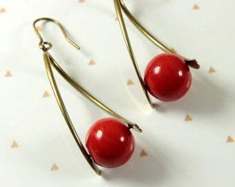 Boucles d'oreilles anneaux torsadés et perles rouges en verre