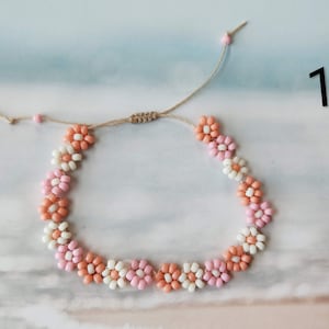 Handwoven daisy flower bracelet with glass beads and macrame link