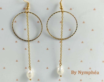 Boucles d'oreilles cercle et perles d'eau douce blanc nacré avec chaîne laiton, bijoux minimaliste pour femme, ByNymphéa