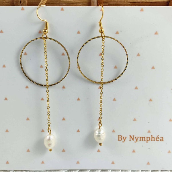 Boucles d'oreilles cercle et perles d'eau douce blanc nacré avec chaîne laiton, bijoux minimaliste pour femme, ByNymphéa