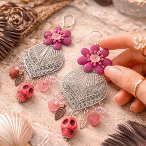 Boucles d’oreilles tête de mort rose • Bijou bohème goth chic • Boucles pendantes fleuries • Cadeau original femme