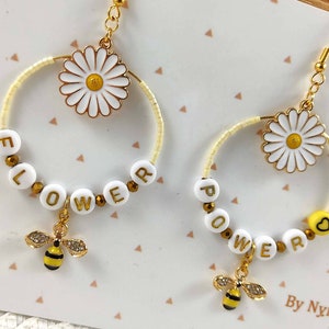 Pendientes de aro con mensaje, con margarita, abeja y cuentas de cristal, cuentas o letras iniciales, joyería estilo años setenta