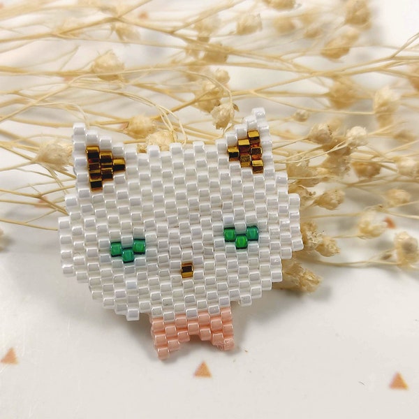 Broche chat perles miyuki, chat tissé avec noeud papillon, bijoux Kawaïï, tissage perles, miyuki delicas,