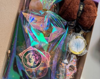 Witchy Blind Date mit Bücherkiste | Booktok Geburtstagsgeschenk | Personalisiertes Geschenk für Buchliebhaber | Überraschungslesung vorhanden