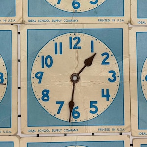 Conjunto de 14 cartões de relógio vintage ideais para material escolar – itens educacionais dos anos 1970 com ponteiros de metal