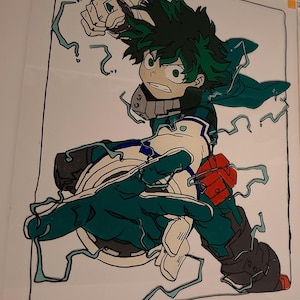 Pode incluir: Ilustração dinâmica de um personagem de anime, apresentando uma figura de cabelo verde com uma expressão determinada. O personagem está vestido com uma roupa verde, branca e preta, com detalhes em vermelho. Arcos de energia azul elétrica envolvem a figura, enfatizando a ação.
