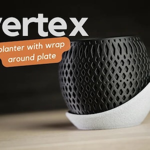 Op de afbeelding: Een zwarte plantenpot met een geometrisch patroon en een witte omhullende schotel. De pot is gelabeld "vertex planter with wrap around plate".