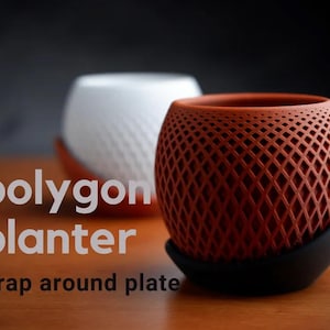Op de afbeelding: Twee polygonale plantenbakken, één witte en één terracotta, met een diamantvormig roosterpatroon. Elke plantenbak staat op een zwarte, wikkelende plaat. De tekst "polygon planter wrap around plate" is zichtbaar.