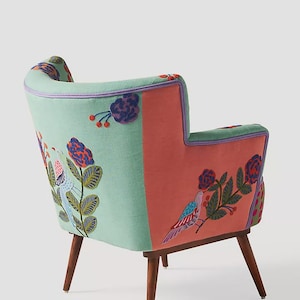 Rosa bestickter Sessel mit Naturmotiven, Waldvogel-Sessel, Lesesessel im Landhausstil, botanischer Lounge-Sessel, verspielte Wohndekoration