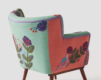 Rosa bestickter Sessel mit Naturmotiven, Waldvogel-Sessel, Lesesessel im Landhausstil, botanischer Lounge-Sessel, verspielte Wohndekoration