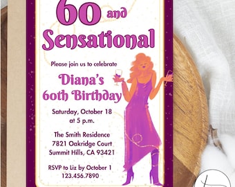 Puede incluir: Una invitación de cumpleaños morada y dorada con el texto "60 and Sensational". La invitación incluye detalles para la celebración del 60 cumpleaños de Diana, con una ilustración estilizada de una mujer con un vestido morado sosteniendo copas de vino.