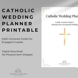 Könnte beinhalten: Ein weißer, druckbarer katholischer Hochzeitsplaner mit goldenen Akzenten und einem goldenen Kreuz. Der Planer enthält den Text "Catholic Wedding Planner" und "Faith-Centered Toolkit for Engaged Couples". Das Bild enthält auch den Text "Digital Download" und das Twin Saints-Logo.