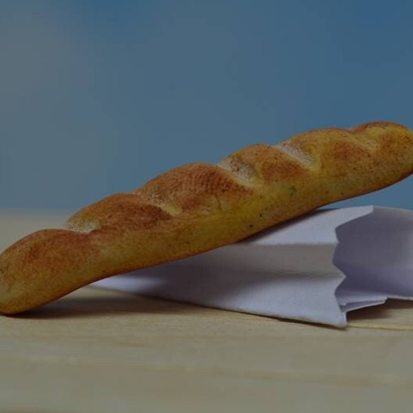 Miniatuur brood, stokbrood met papieren zak, klein brood voor modepoppen, polymeerklei, miniatuurvoedsel, nepvoedsel, Frans stokbrood, voedselprop