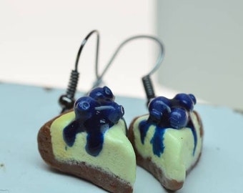 Cheesecake oorbellen van ebben hout polymeerklei, Hand gesculpteerde, miniatuur voedsel, voedsel oorbellen, Cake oorbellen, Cheesecake, Blueberry Cheesecake oorbellen