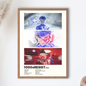 以下が含まれることがあります： 未来的な設定で、3人の異なるキャラクターをフィーチャーしたビデオゲーム「1000xRESIST」のポスター。ゲームはsunset visitorによって開発され、Fellow Traveler Gamesによって公開されています。ポスターは、白地に黒文字のミニマルなスタイルです。