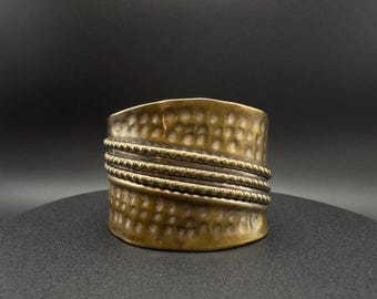 Brazalete vintage de latón martillado: brazalete bohemio hecho a mano, ajustable