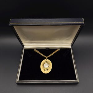 Collar con colgante de reloj de oro vintage de Andre Bouchard: joyería de filigrana de los años 60