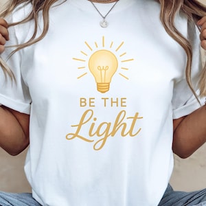 Sei das Licht Shirt, christliche Inspiration T-Shirt, Glühbirne Icon Trend, minimales Design, Glaubensgeschenk, Bibel Vers Shirt, Kirche Shirt, Glaube T-Shirt