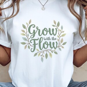 Camiseta "Cresça com o Fluxo", Camiseta Motivacional com Plantas, Design de Fonte Criativo, Presente Positivo para o Dia a Dia, Tendência Botânica, Camiseta "Amante das Flores"