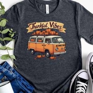 Koszulka Thankful Vibes, Groovy Fall Tee, Retro Van Design, Styl kreskówkowy z lat 70., Prezent na Święto Dziękczynienia, Koszulka na sezon dyni, Koszulka na Święto Dziękczynienia