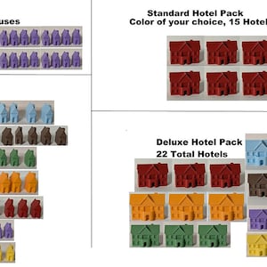 Puede incluir: Un conjunto de piezas de juego de Monopoly, que incluyen casas y hoteles. Las casas son de varios colores, incluidos azul, verde, rojo y amarillo. Los hoteles son azules, verdes, rojos, amarillos, morados y marrones. El texto de la imagen dice "Standard House Pack, Color of your choice, 40 Houses", "Deluxe House Pack, 88 Total Houses", "Standard Hotel Pack, Color of your choice, 15 Hotels", y "Deluxe Hotel Pack, 22 Total Hotels".