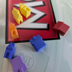 Puede incluir: Un conjunto de seis casas de pl&aacute;stico de colores vivos, que incluyen amarillo, naranja, rojo, azul y morado. Las casas son peque&ntilde;as y tienen un dise&ntilde;o sencillo.