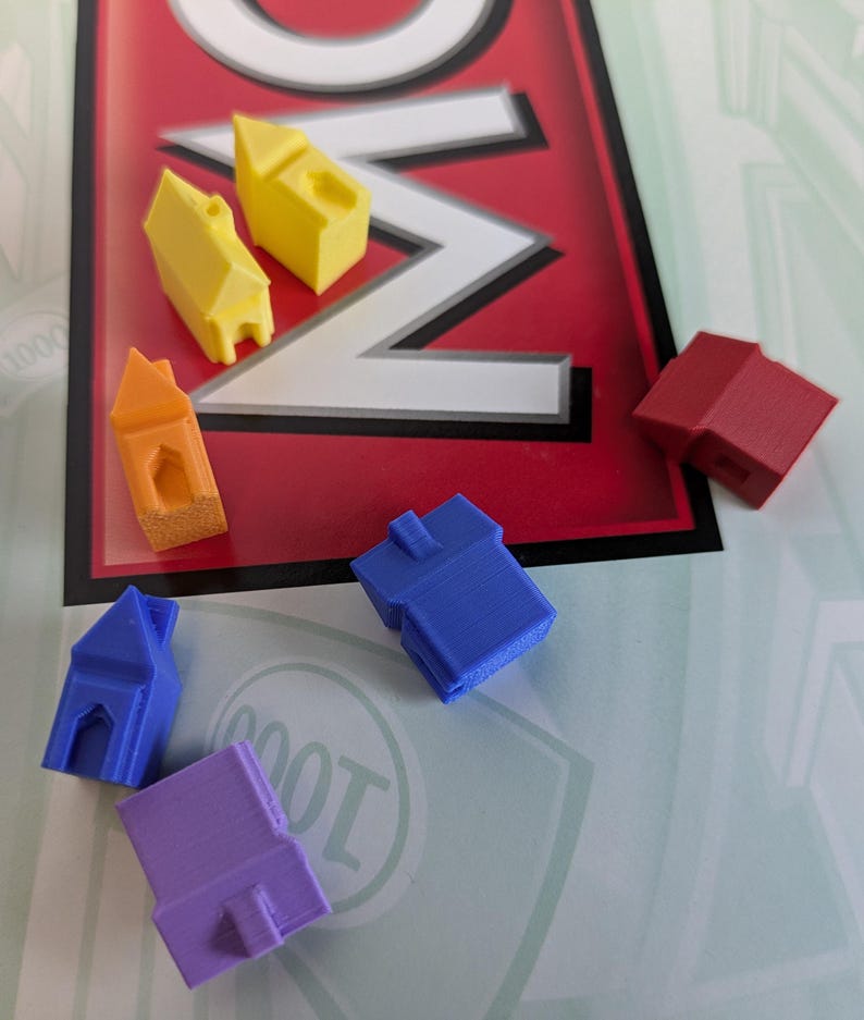 Puede incluir: Un conjunto de seis casas de pl&aacute;stico de colores vivos, que incluyen amarillo, naranja, rojo, azul y morado. Las casas son peque&ntilde;as y tienen un dise&ntilde;o sencillo.