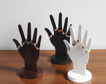 Organizador de joyas de madera de nogal hecho a mano.