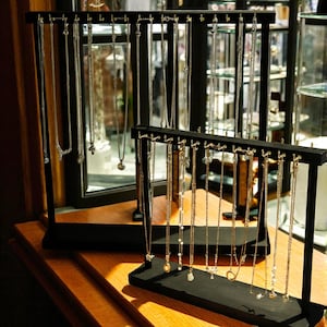 Porta collane in legno – Espositore e portaoggetti alto per gioielli