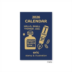 Peut inclure: Calendrier 2026 bleu marine avec des illustrations dorées d'un flacon d'encre, d'une plume et de trombones. Le texte comprend "2026 CALENDAR", "HELLO, SMALL THINGS!", "NIGHT BLACK INK..." et "eric stamp & illustration".