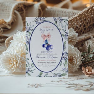 Blaubeer-Babyparty-Einladungsvorlage | Bearbeitbar Kostenlos Canva Einladen | Druckbare Karte | Vintage Druck | Kokette Rosa Bogen