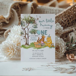 Convite de aniversário do Ursinho Pooh, primeiro aniversário para meninos, azul, convite canva grátis, editável, cartão para impressão, urso clássico vintage