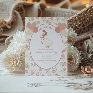 One Lucky Duck-uitnodiging voor meisjes bewerkbare gratis canvas uitnodiging afdrukbare kaart vintage roze bloemen direct downloaden
