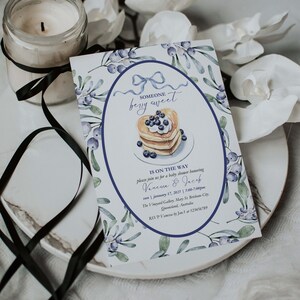 Blaubeere Brunch-Babyparty-Einladungs-Vorlage | Bearbeitbar Kostenlos Canva Einladen | Druckbare Karte | Vintage Druck | Kokette Blauer Bogen