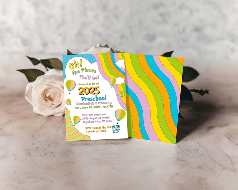 Puede incluir: Una invitaci&oacute;n colorida para una ceremonia de graduaci&oacute;n de preescolar en 2025. La invitaci&oacute;n presenta un dise&ntilde;o caprichoso con globos aerost&aacute;ticos y el texto "Oh! The Places You'll Go!"
