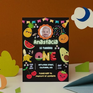 Modelo de convite Hey Bear Primeiro 1º Dançando Frutas Editável Canva Convite Twotti Fruity Aniversário Download instantâneo
