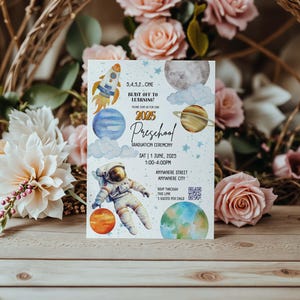 Plantilla de invitación con temática espacial para graduación de preescolar. Tarjeta imprimible y editable gratuita de Canva para ceremonia de graduación de preescolar.