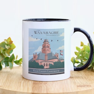 Puede incluir: Taza de cerámica blanca con borde y asa negros. La taza presenta una ilustración colorida del Palacio de Justicia del Condado de Ellis en Waxahachie, Texas. El texto "Visit Waxahachie, The Government City" y "Ellis County Courthouse" está impreso en la taza.