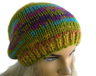 Handgestrickte Slouchy Beanie: Avocado-grüne mehrfarbige Wolle