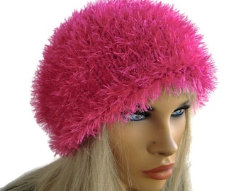 Handgestrickte Strickmütze in Lippenstift-Farbe